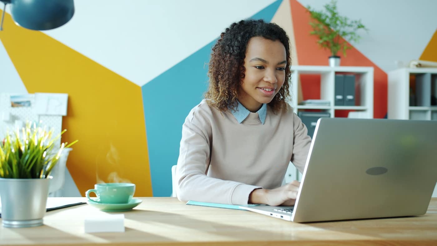 A virtual assistant's laptop and workspace on a desk